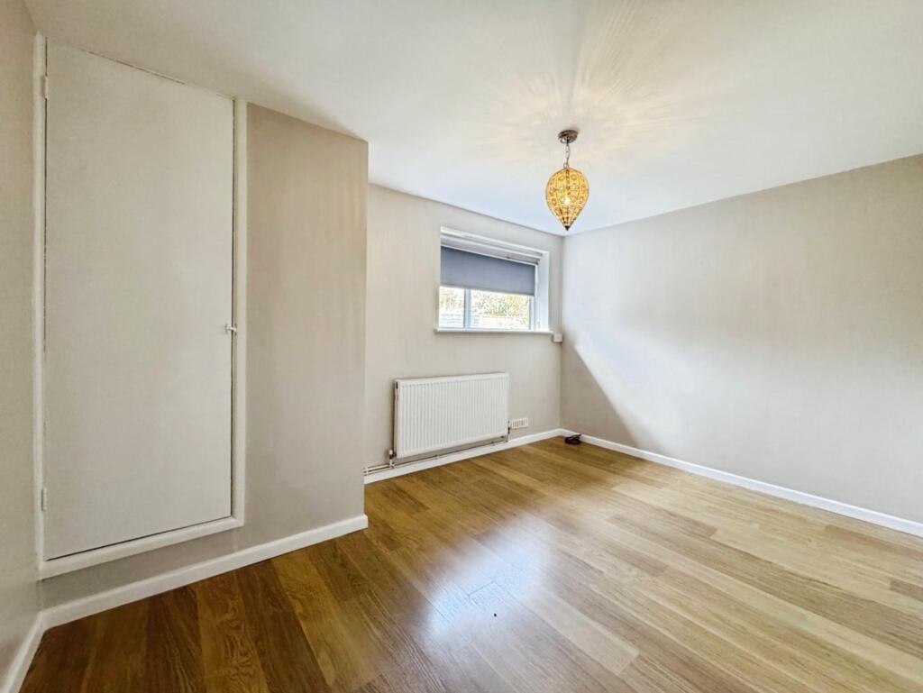 533c95f0-Bedroom 201.jpg