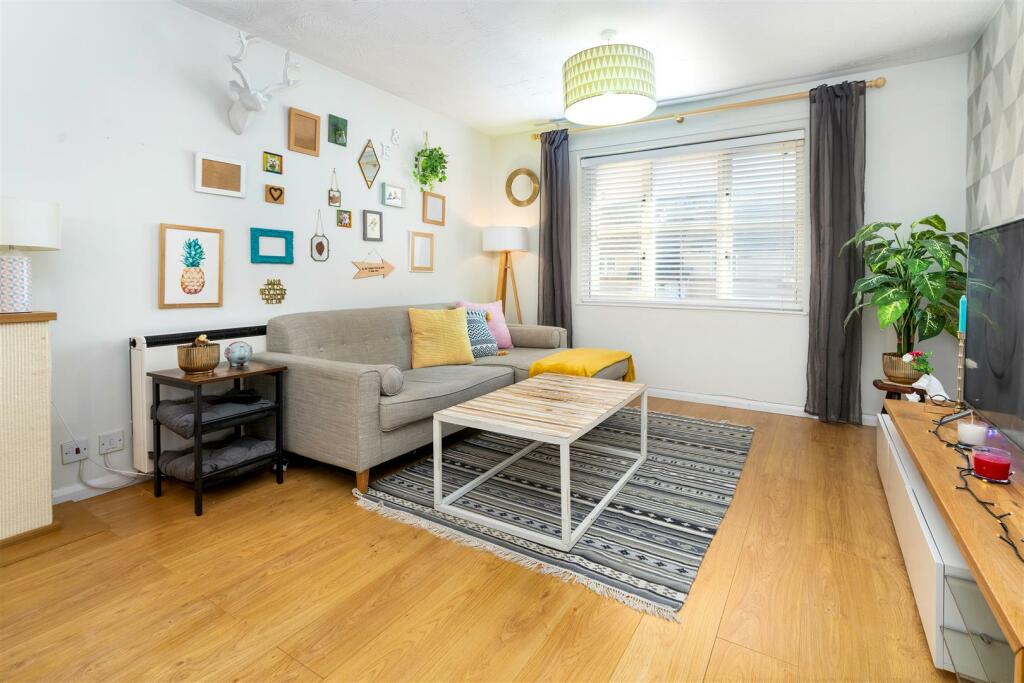 Living Room Photo 1.jpg