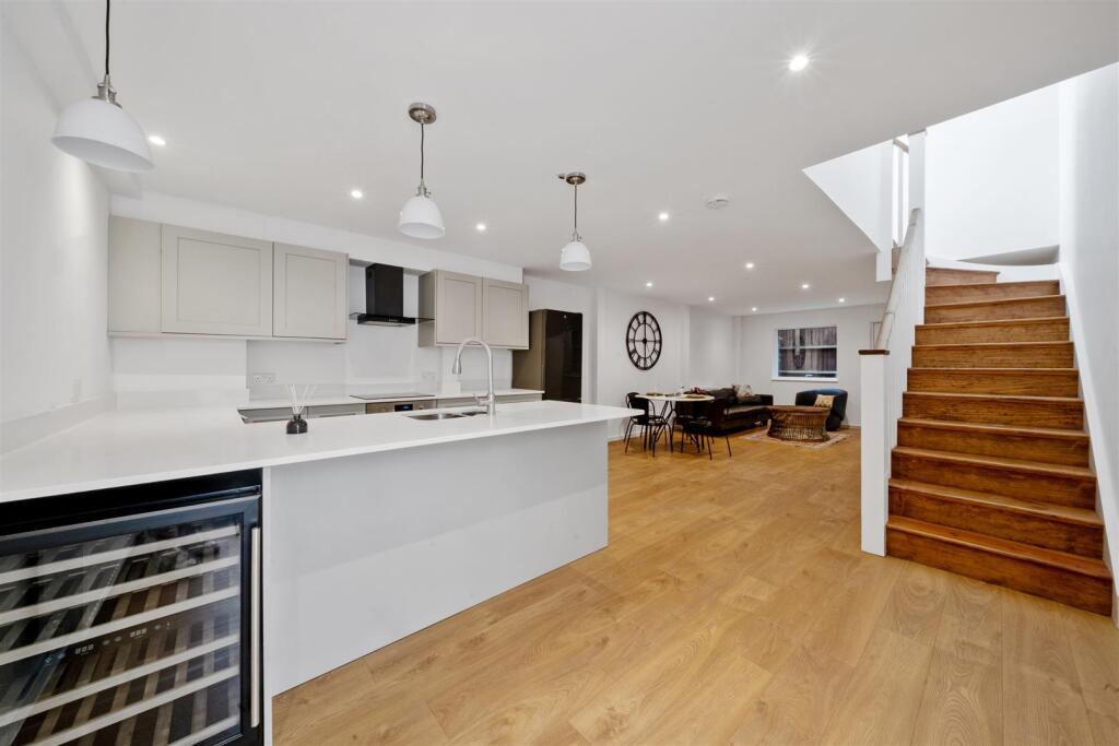Kitchen &amp; Living