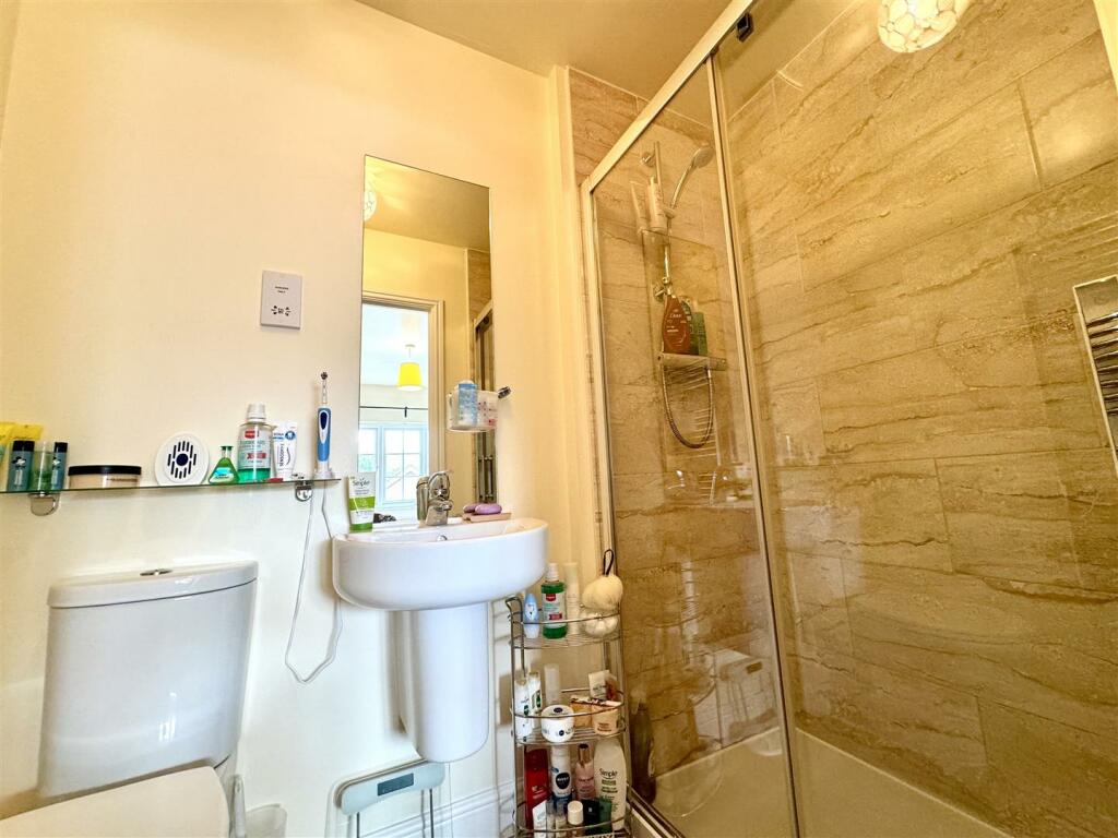 EN-SUITE SHOWER ROOM