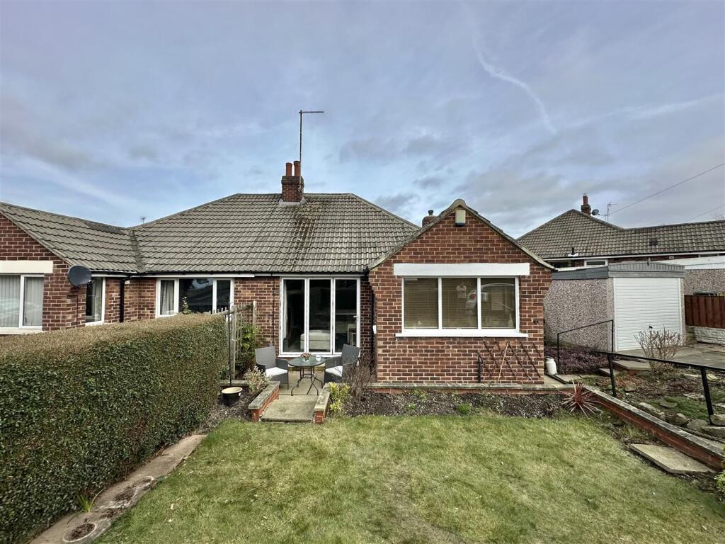 Bramleys Estate Agents - Cornmill Crescent (24.).j