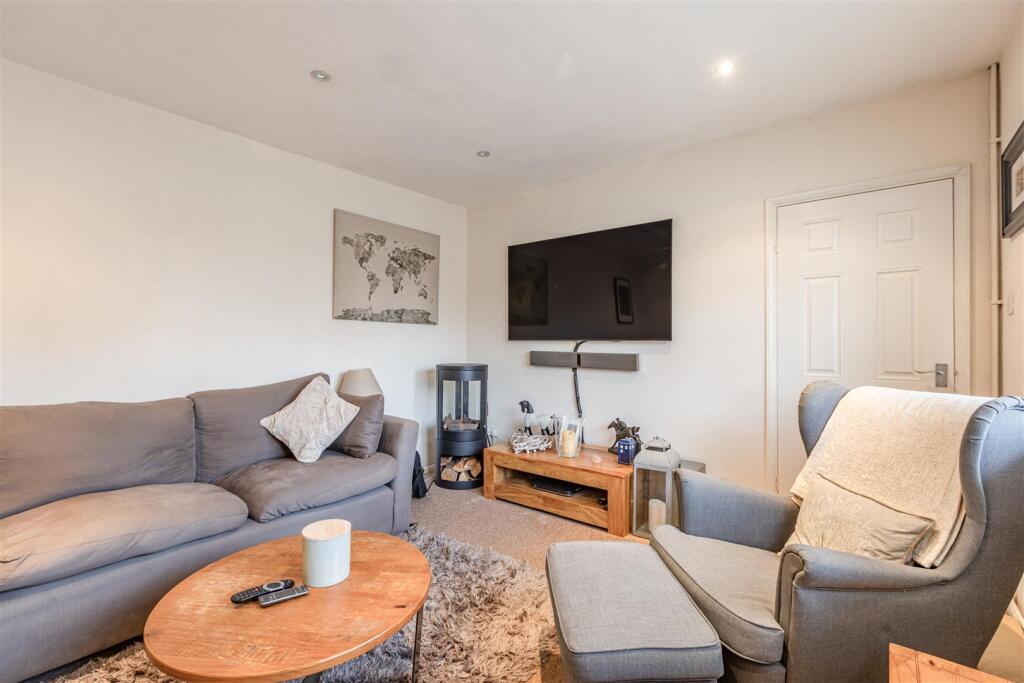 7 Cornwall Avenue, KT14 7EX - 7.jpg