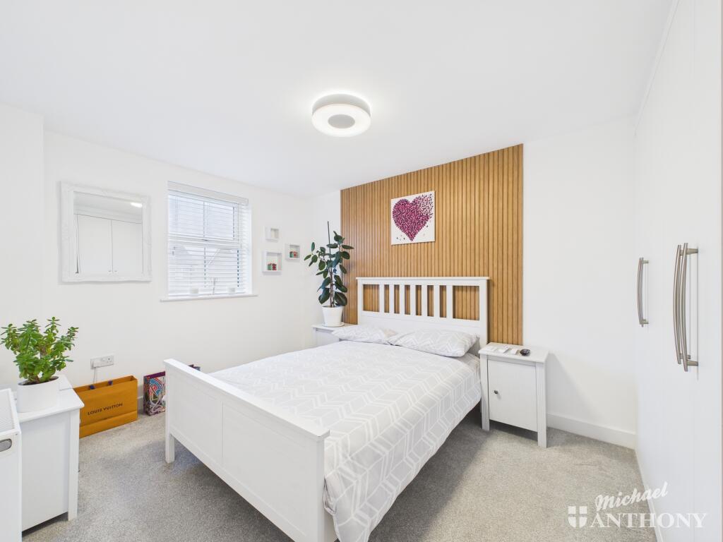 CAM02773G0-PR0384-STILL009