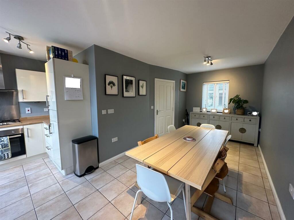 Kitchen/Dining Room 'L' Shape