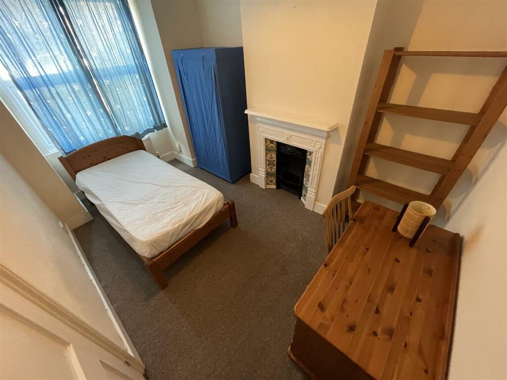 Bedroom 2.JPG