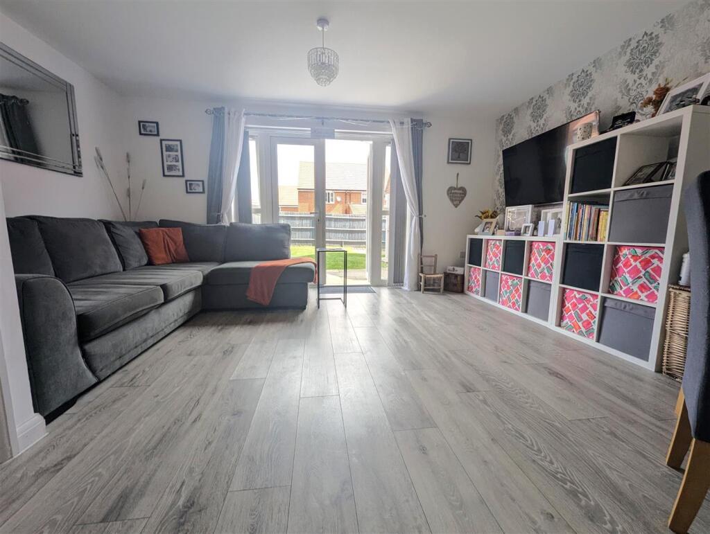 Lounge Iris Close.jpg