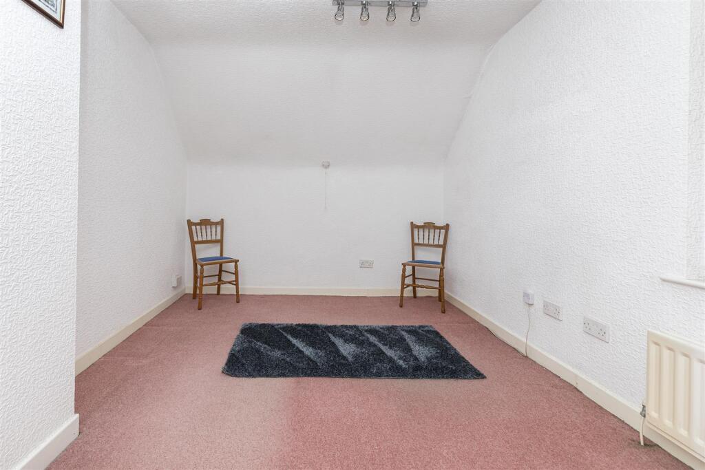 Bramleys Estate Agents - Gleneagles Way - Fixby (3