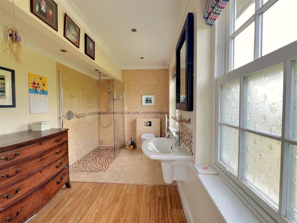 ensuite 1.jpg
