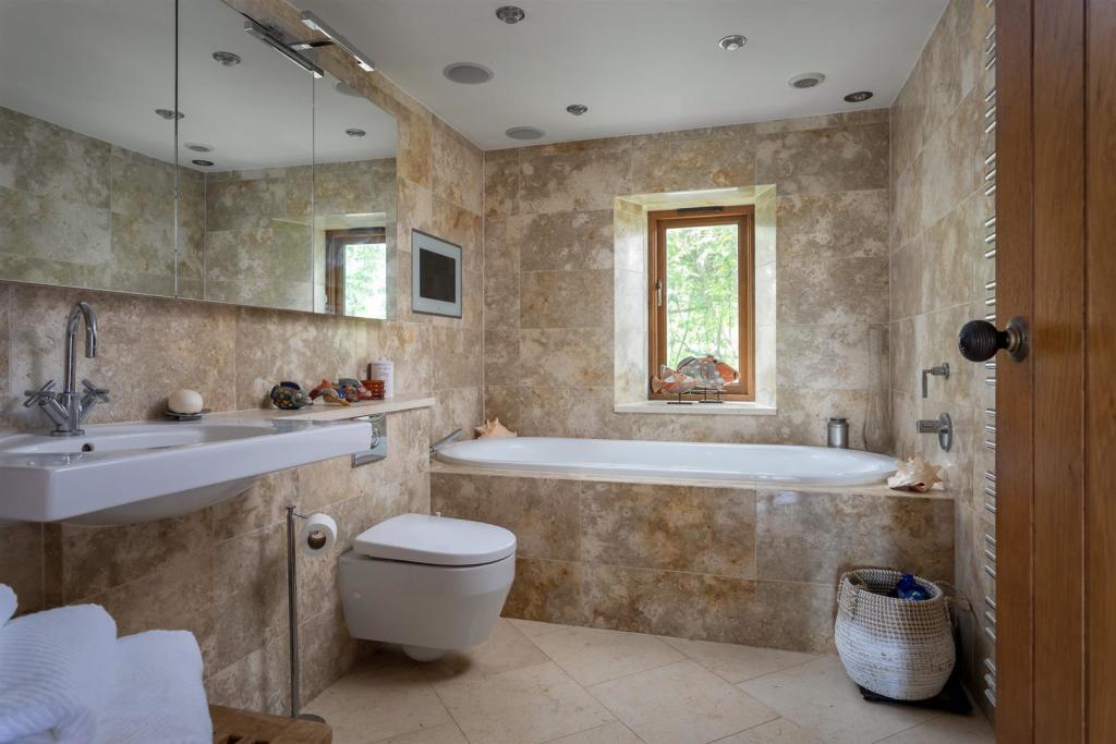 20 - Hillacres - GL53 9NS - Web.jpg