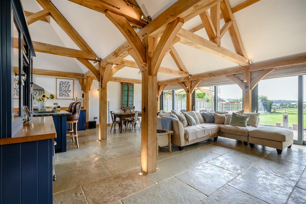 8568517-interior01.jpg
