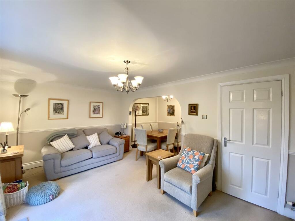 LIVING/DINING ROOM