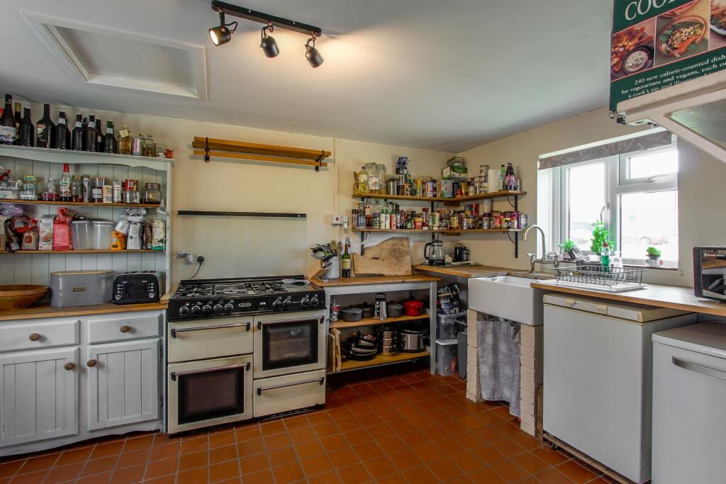 IMG_6844-HDRKitchen