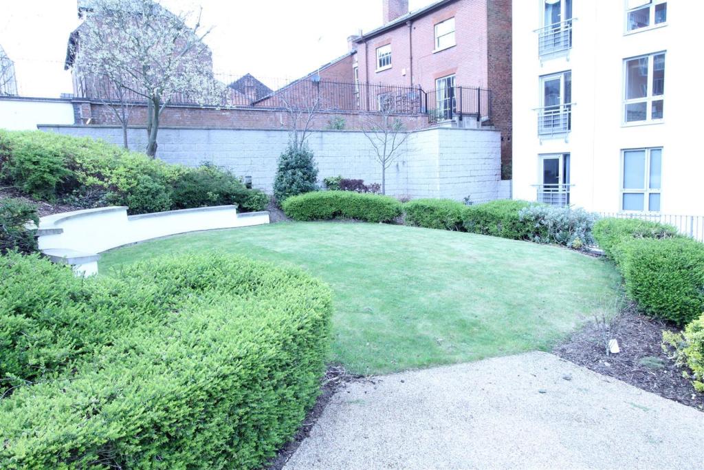 Ropewalk court - communal grounds.jpg