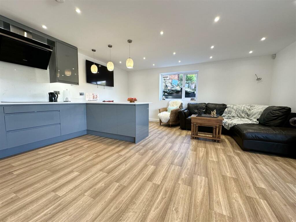 OPENPLAN BREAKFAST KITCHEN DINING FAMILY ROOM