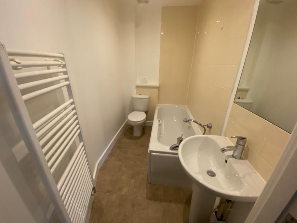 8 Henley Court BATHROOM