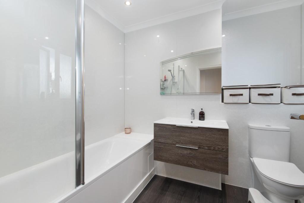 Bickenhall Mansions 60- bath (1).jpg