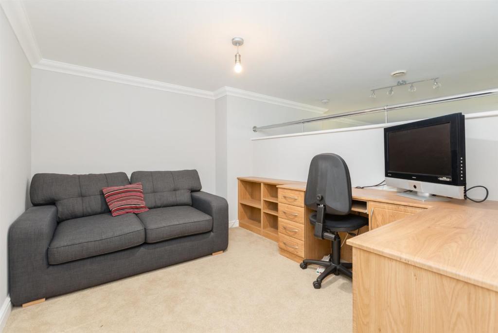 Bedroom 2/Office
