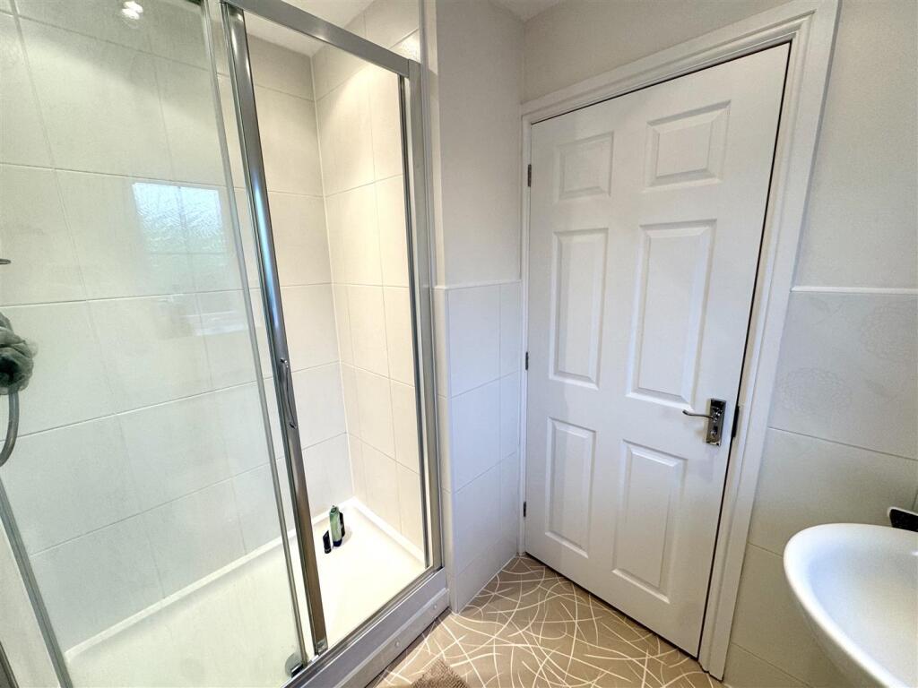 EN-SUITE SHOWER ROOM