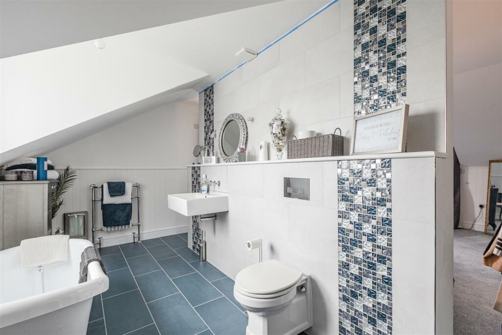 21 Linden Close, New Haw, KT15 3HG - 12.jpg