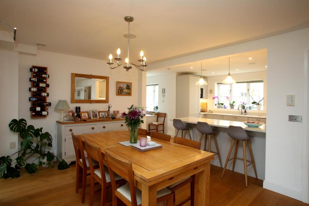 Dining/kitchen area