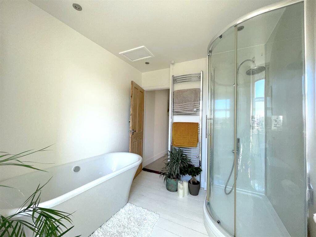 Bathroom (2).JPG