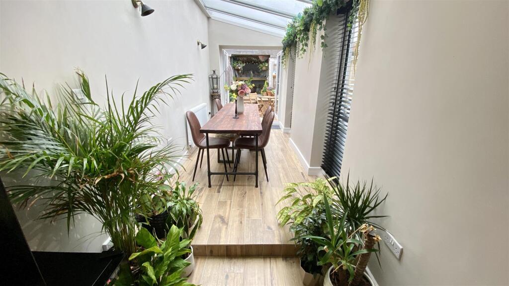 DINING/BREAKFAST ROOM