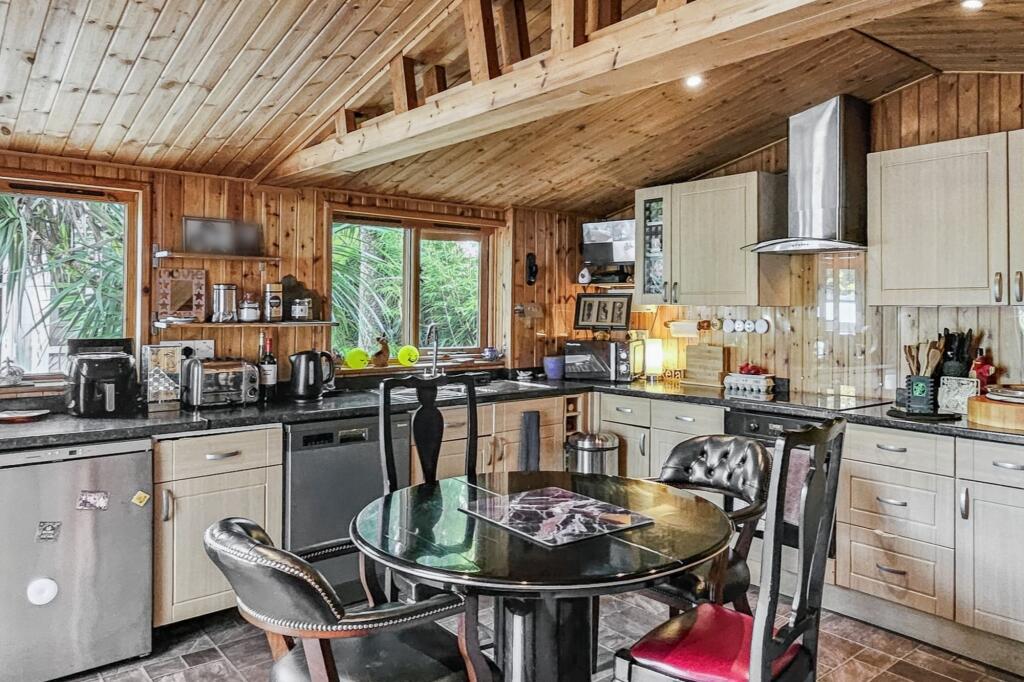 108 Taggs Island, Hampton Court, TW12 2HA