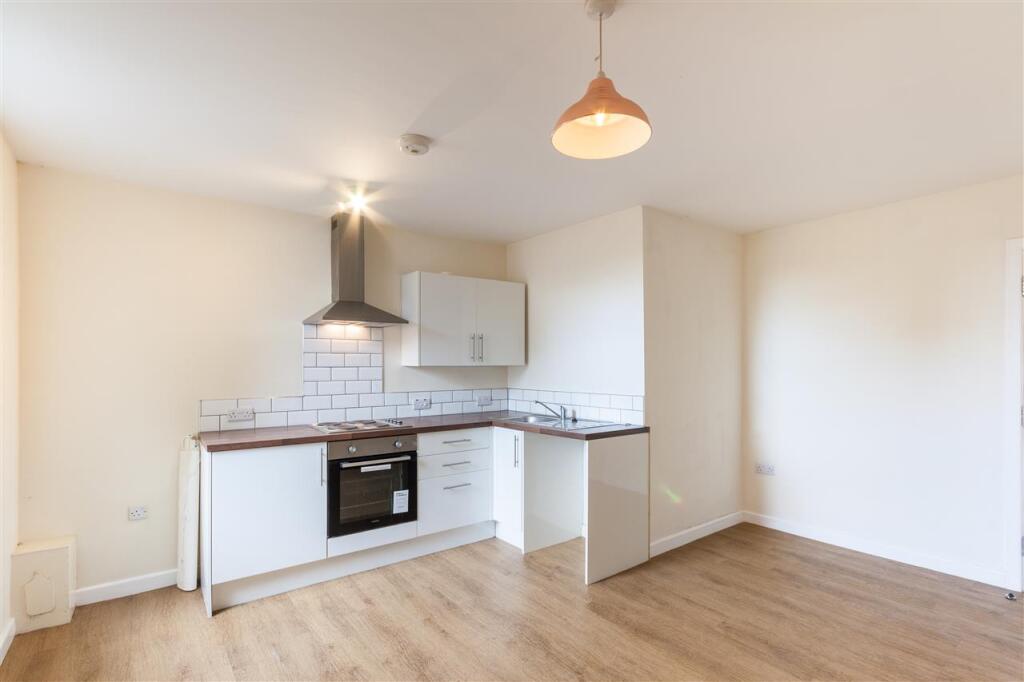 KITCHEN / LIVING