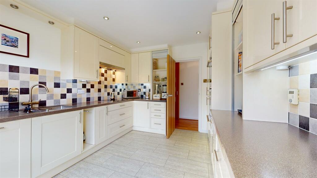 KITCHEN/BREAKFAST ROOM
