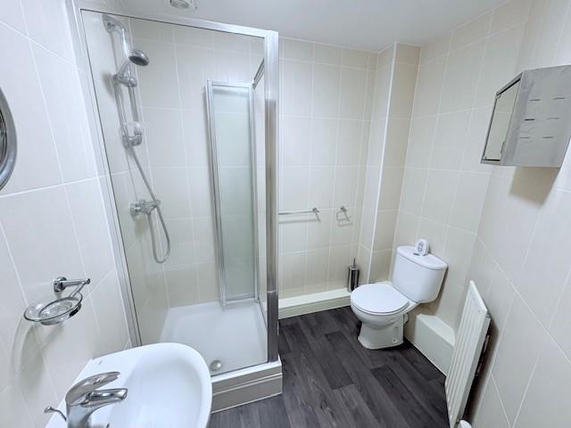 39 Gladstone Bathroom 1.jpg