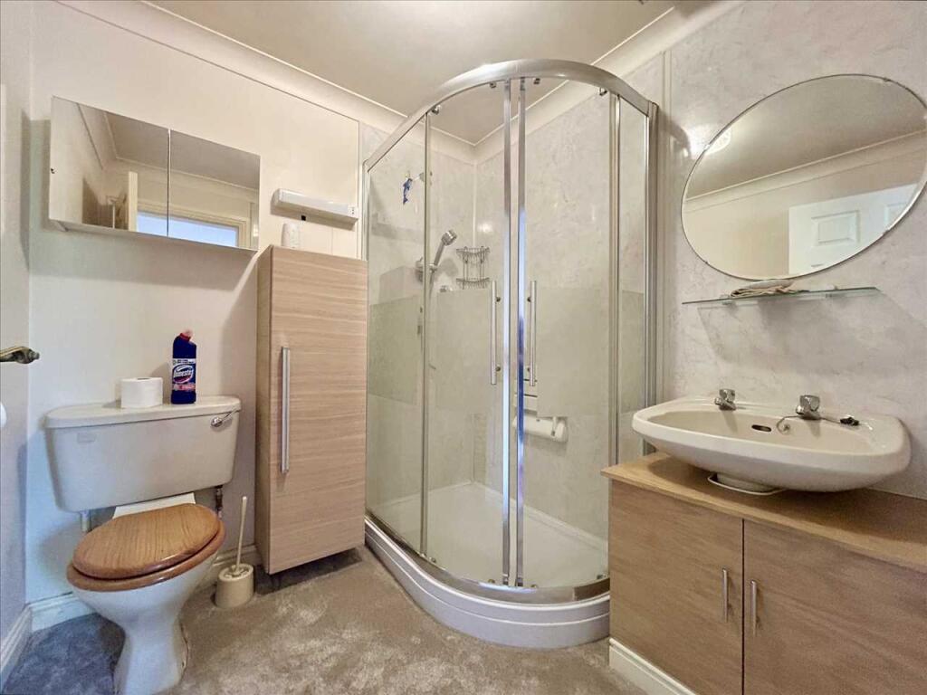 EN-SUITE SHOWER ROOM