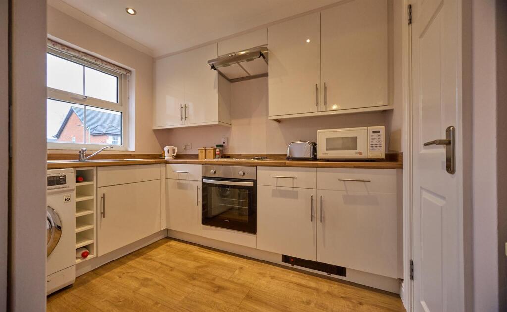 FITTED KITCHEN TO REAR