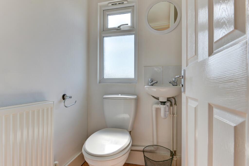 G4 83 Brading Road Toilet