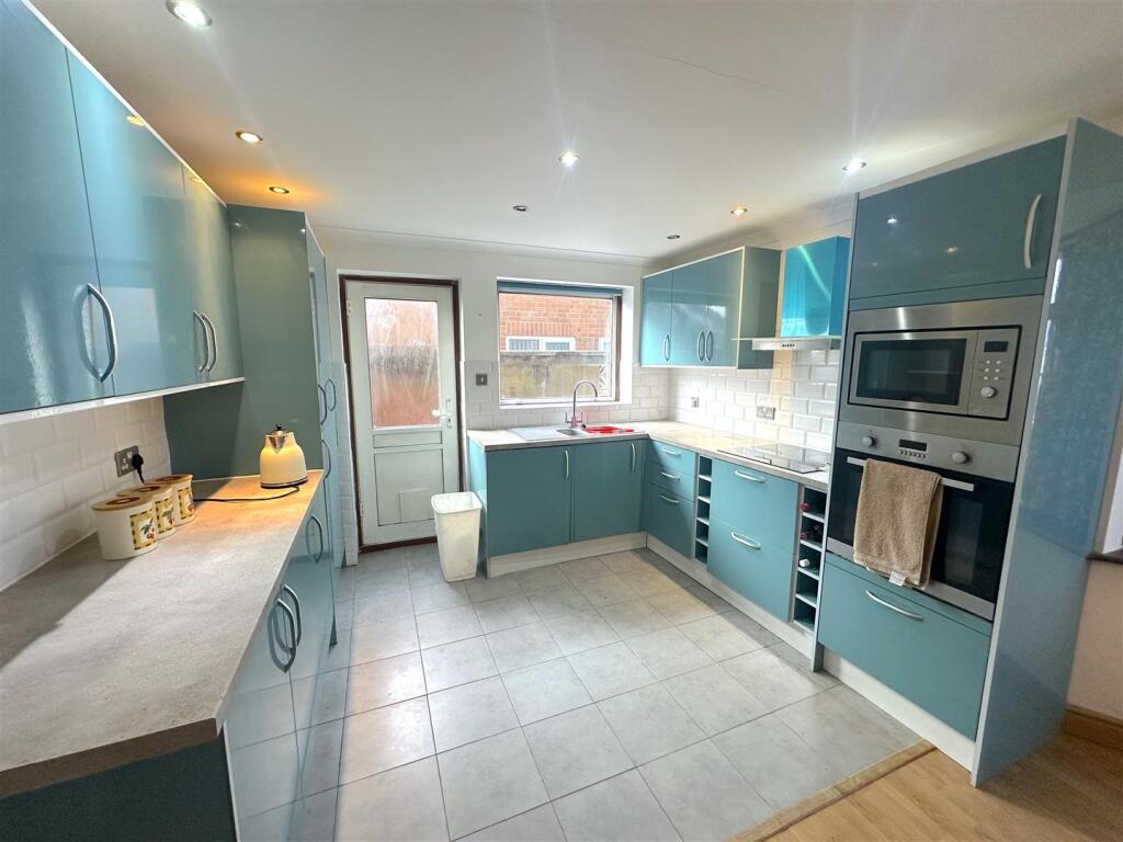 KITCHEN 1.jpg
