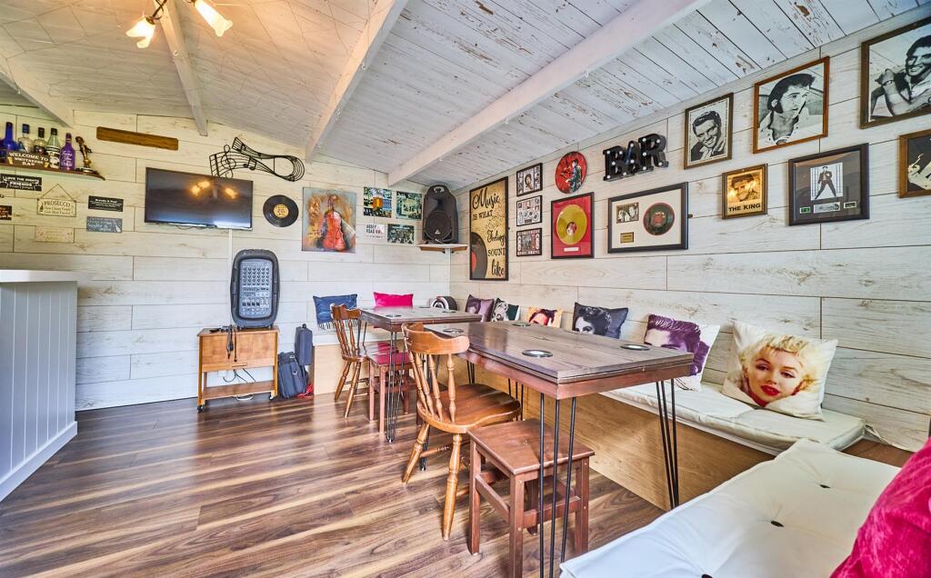Log Cabin/Entertaining Room
