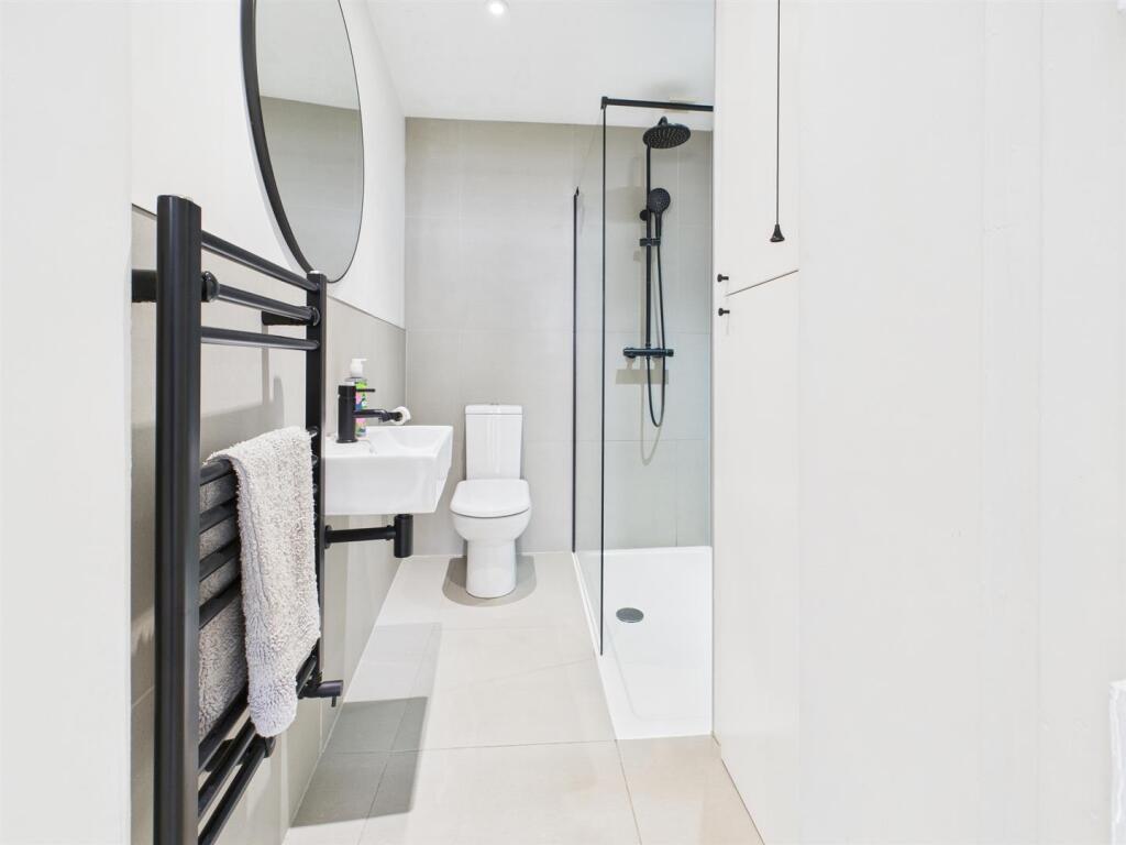 EN-SUITE SHOWER ROOM