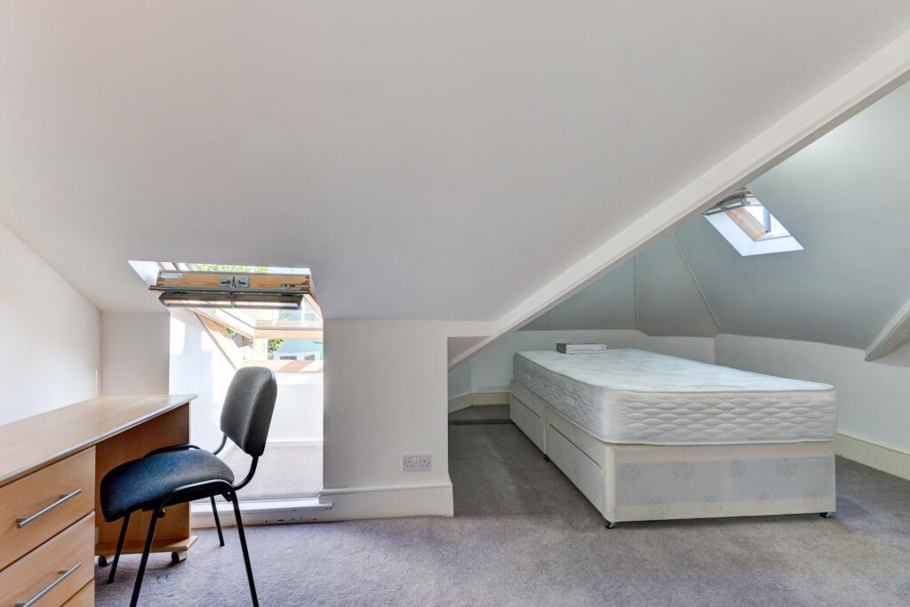 Bright and tidy double bedroom with a comfortab...