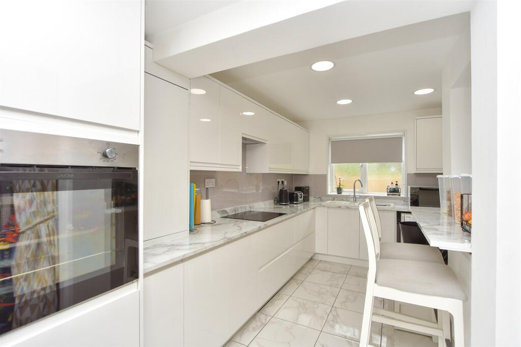 Kitchen/ Breakfast Area