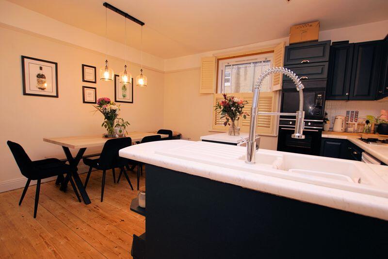 Kitchen/ Breakfast Room