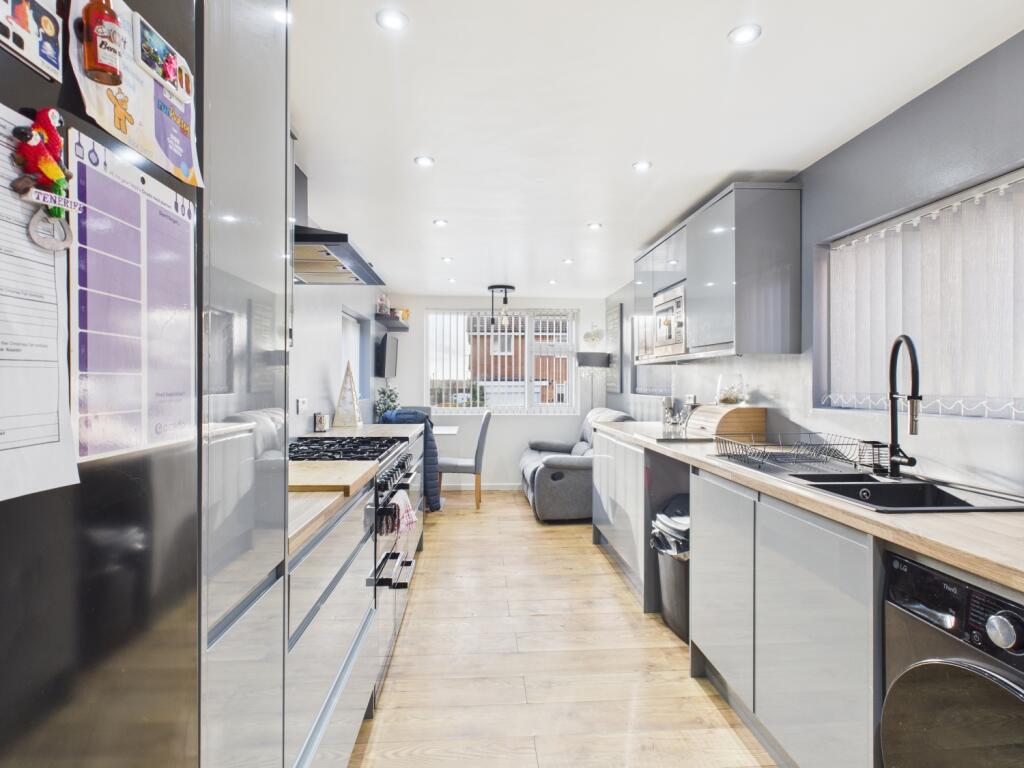 CAM03729G0-PR0198-STILL010