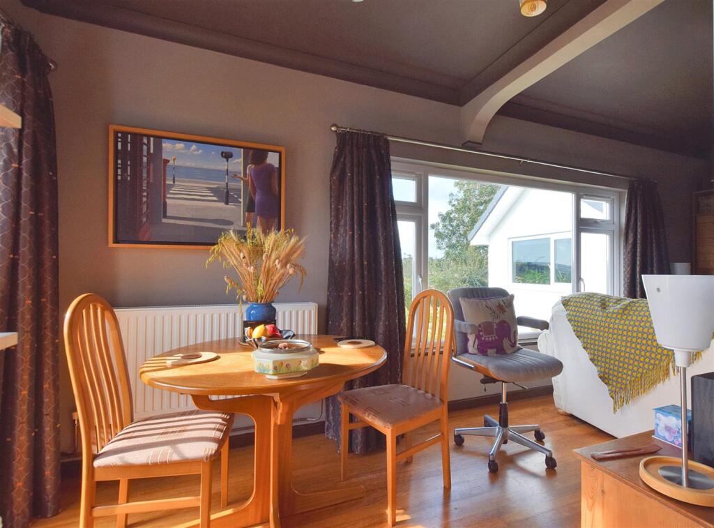 Living room/dining room
