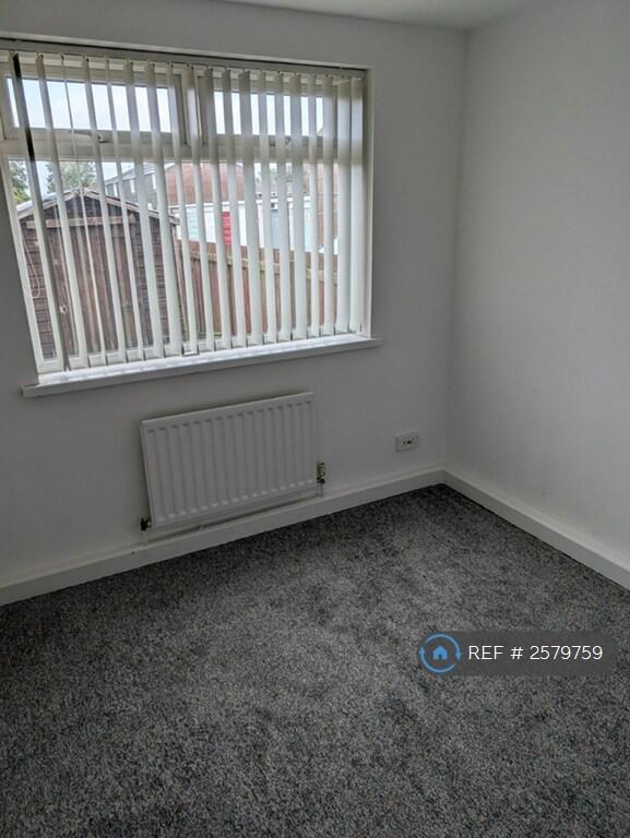 Bed 2 Fitted Wardrobes New Carpet