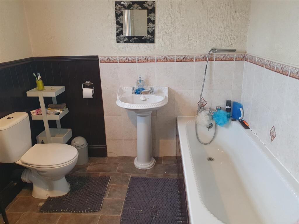 BATHROOM/W.C