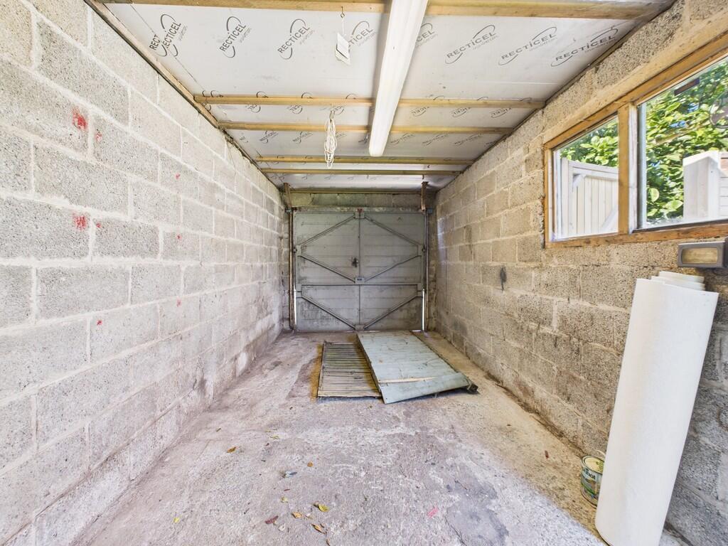 CAM03974G0-PR0211...