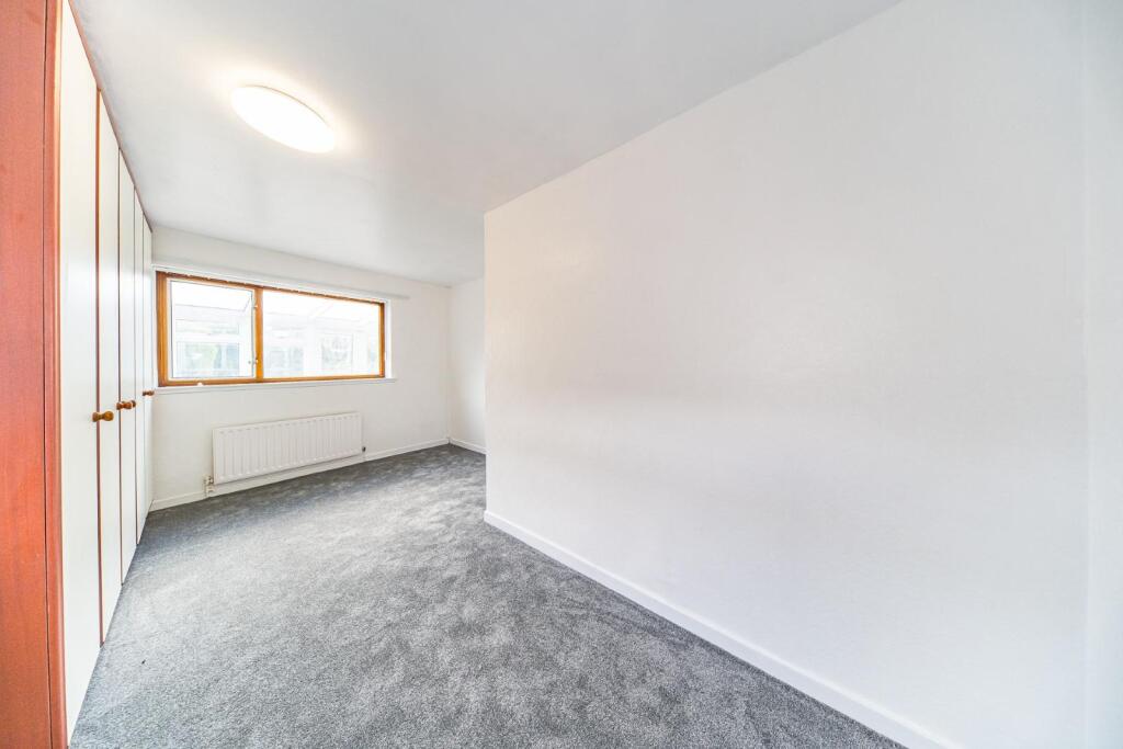 12 Tern Way bedroom 1.jpg