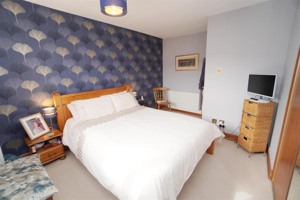 bedroom1.jpg