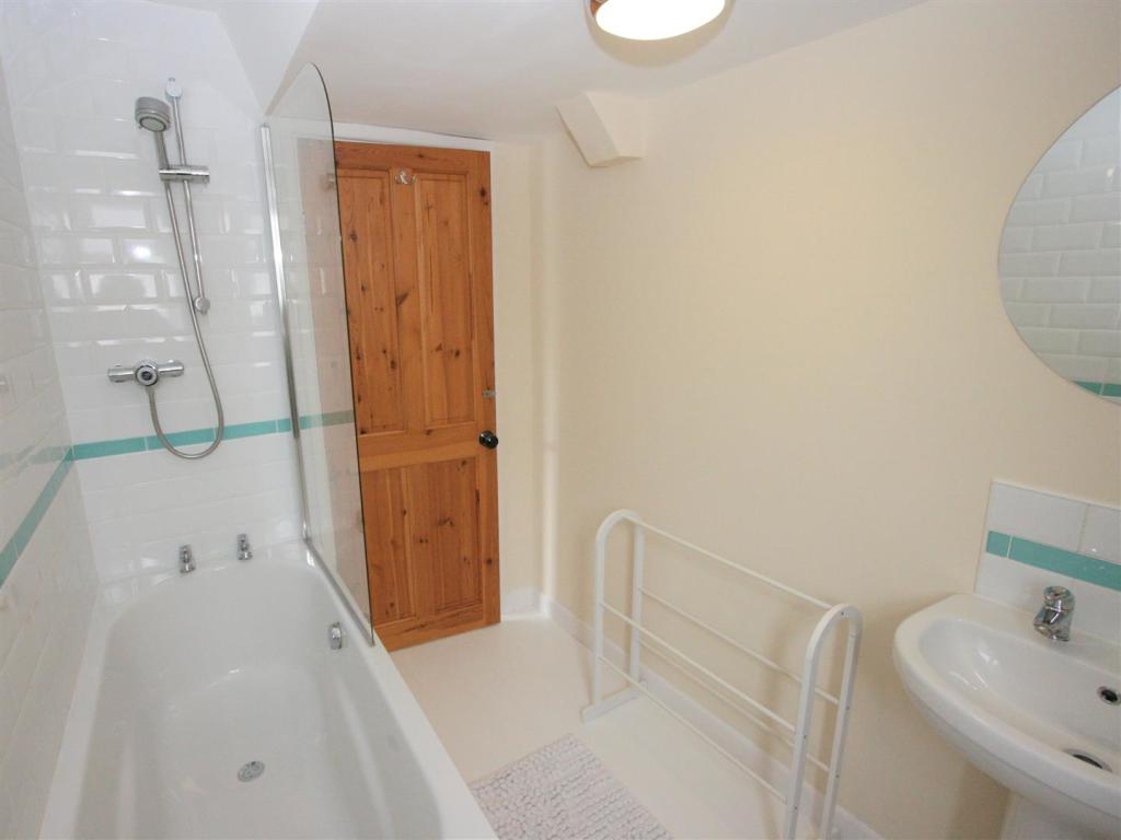 Spring Cottage Bathroom