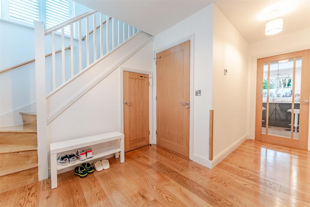 q7 - hallway.jpg