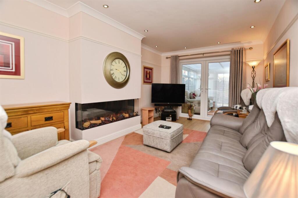 abe4f854-lounge 20flash.JPG