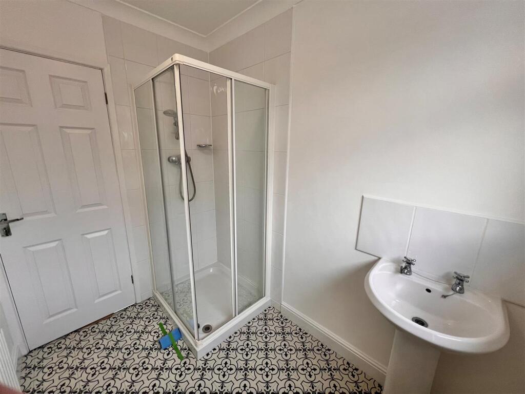 Shower Room b.jpg